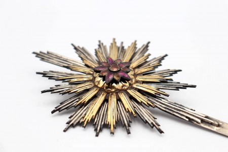 Resplendor de prata bicolor com relevos e quartzes forrados no centro