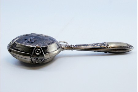  Roca em prata com relevos de gato e argola de suspensão.