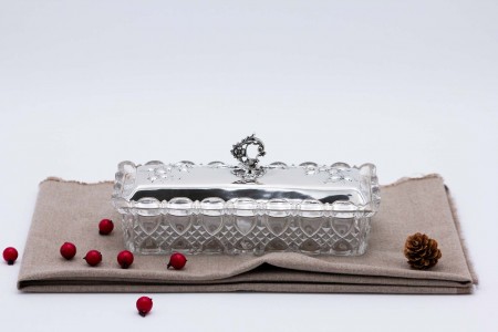 Saboneteira em vidro moldado com tampa de prata com relevos de flores.