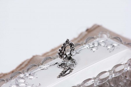 Saboneteira em vidro moldado com tampa de prata com relevos de flores.