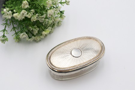 Saboneteira de vidro com tampa amovível em prata martelada com friso na envolvência e cartela para monograma