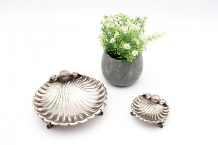 Saboneteiras em prata em forma de concha assentes em três pés em forma de peixes