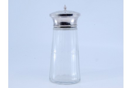 Saleiro com tampa em prata e vidro em forma de cogumelo.