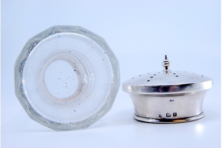 Saleiro em vidro lapidado com tampa em prata em forma de cogumelo.
