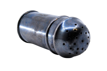 Caneleiro em prata oxidada em forma de cilindro.