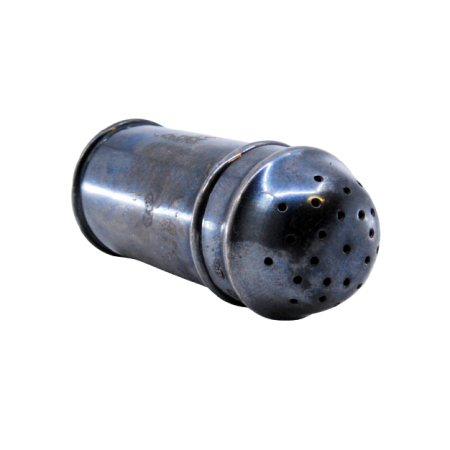 Caneleiro em prata oxidada em forma de cilindro.