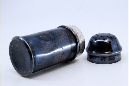 Caneleiro em prata oxidada em forma de cilindro.