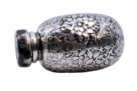 Saleiro em prata com motivos vegetalistas relevados.