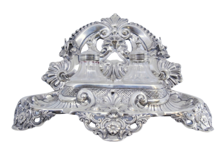  Tinteiro em prata recortada, dois depósitos em vidro facetado com volutas e conchas.