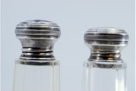Saleiro e pimenteiro com tampas em prata frisada nas envolvências 