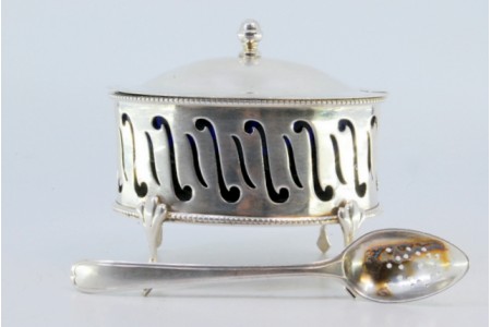 Açucareiro em prata com alma em vidro azul, corpo recortado, frisos na envolvência com quatro pés.