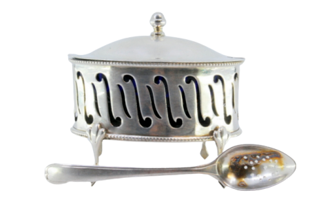 Açucareiro em prata com alma em vidro azul, corpo recortado, frisos na envolvência com quatro pés.