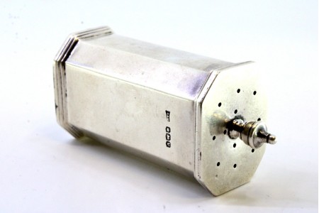 Saleiro em prata em forma octogonal com pomo na tampa amovível e friso na base.