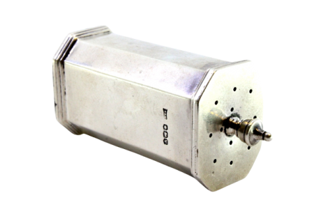 Saleiro em prata em forma octogonal com pomo na tampa amovível e friso na base.