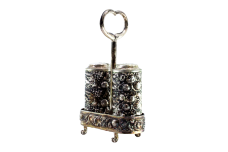 Saleiro e pimenteiro em prata com motivos florais revelados e base oval com quatro pés em forma de garras.