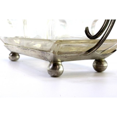  Saleiro e pimenteiro em vidro lapidado com estrutura em prata, dupla pega e assente em quatro pés redondos.