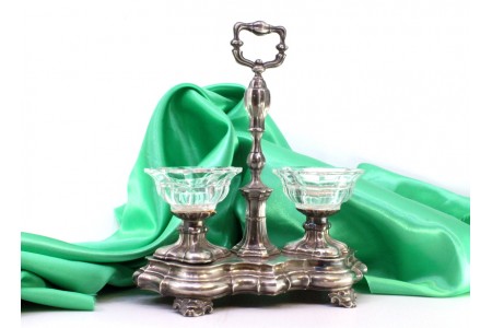 Saleiro e pimenteiro em prata com depósitos em vidro, assente em base 