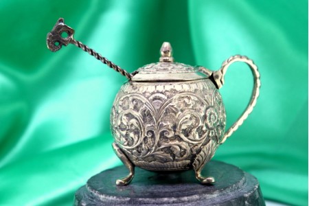 Saleiro e pimenteiro em prata relevada ao gosto Norte Africano