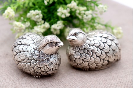 Conjunto de par de saleiros/pimenteiros em prata em forma de perdizes.