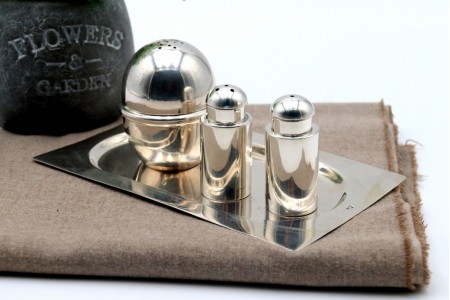 Saleiro pimenteiro e açucareiro em prata lisa com bandeja retangular