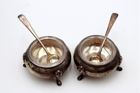 Saleiro e pimenteiro em prata, com almas em vidro, conchas e assente em três pés