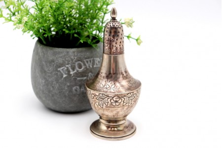 Saleiro em prata com relevos florais e frisos com pomo nas tampa de girar