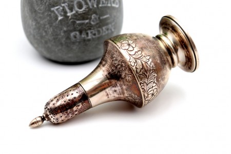 Saleiro em prata com relevos florais e frisos com pomo nas tampa de girar