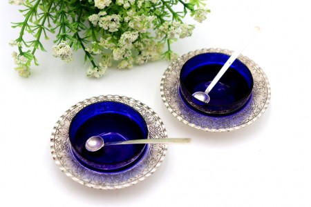 Conjunto de saleiro e pimenteiro em prata com relevos e almas em vidro 