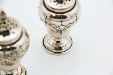 Conjunto de saleiro e pimenteiro de prata