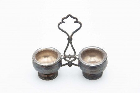 Conjunto de saleiro e pimenteiro com estrutura de prata e depósitos em vidro