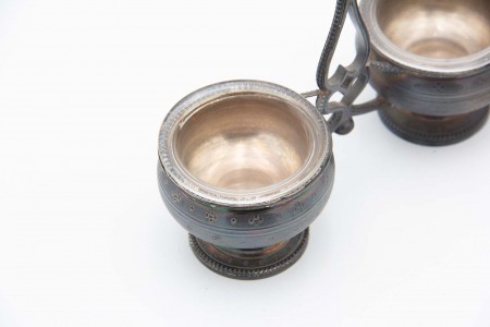 Conjunto de saleiro e pimenteiro com estrutura de prata e depósitos em vidro