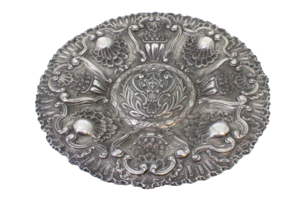 Salva de prata com as armas de Portugal relevadas e aplicações de motivos florais.