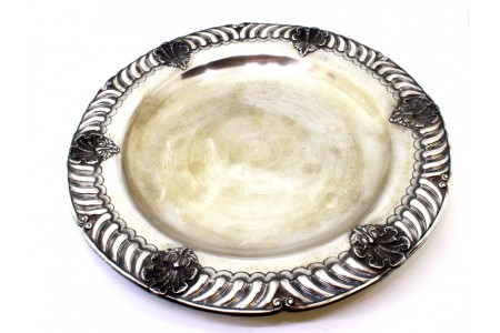 Salva de parede em prata concheada com relevos e aplicações.