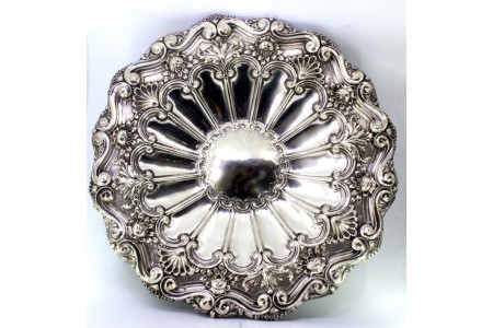  Salva de prata para parede com relevos e dezasseis gomos, concheada e motivos florais relevados.