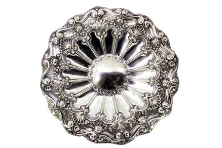  Salva de prata para parede com relevos e dezasseis gomos, concheada e motivos florais relevados.