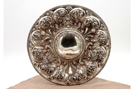 Salva de aparato ao estilo D. João V com motivos florais relevados, mascarões e folhas de acanto.