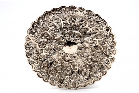 Salva de aparato em prata adornada com alto relevo