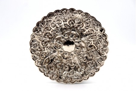 Salva de aparato em prata adornada com alto relevo