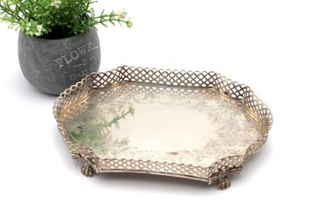 Salva bilheteira lobolada com gradinha em prata relevada, motivos florais 