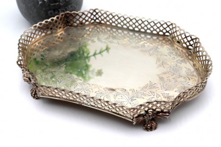 Salva bilheteira lobolada com gradinha em prata relevada, motivos florais 