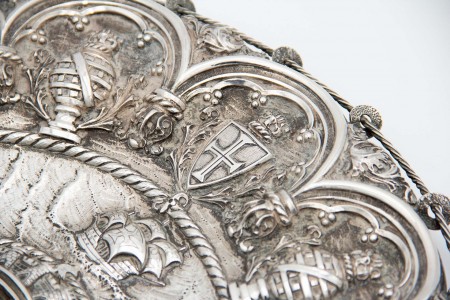  Salva de aparato circular com relevos do brasão da cidade do Porto