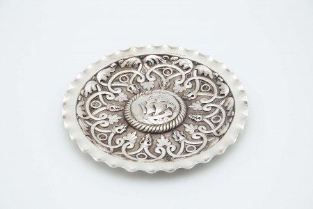 Salva de prata circular com relevos no centro