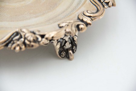 Salva bilheteira com altos relevos