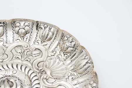  Salva de aparato circular com altos relevos de flores