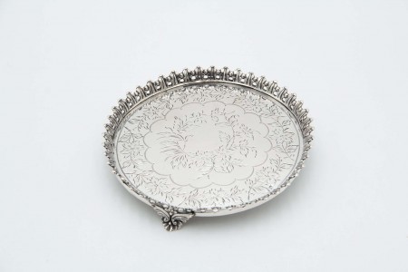 Salva bilheteira de prata em formato circular