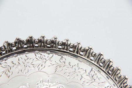 Salva bilheteira de prata em formato circular