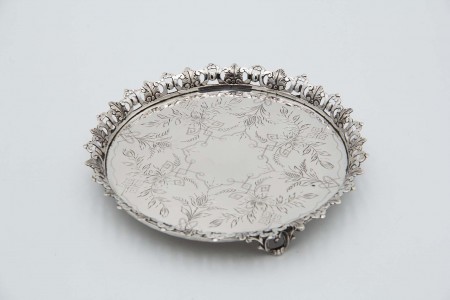 Salva bilheteira de prata em formato circular