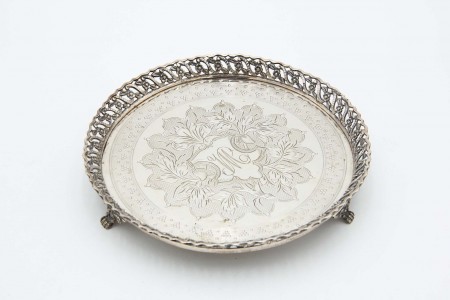 Salva bilheteira em prata com gradinha e três pés de apoio