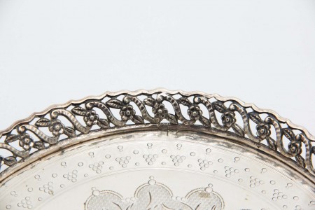 Salva bilheteira em prata com gradinha e três pés de apoio