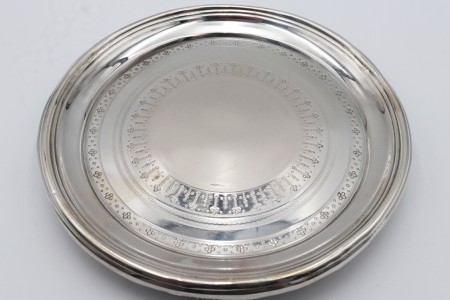 Salva bilheteira em prata com gravados de motivos geométricos e friso na envolvência